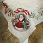 Kép 1/5 - Csipkebogyos terito bezs alapon ezust lurex szalakkal, diszgombokkel, 137x180cm