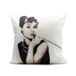 Kép 1/2 - Audrey Hepburn fekete feher diszparna, 45x45 cm