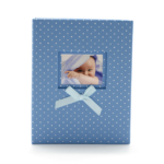 Kép 1/3 - Közepes méretű, kék fehér pöttyös fotóalbum cserélhető képpel a borítóján, kék masnival