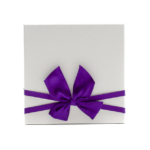Kép 1/3 - Kisméretű kartonpapír lila-fehér díszdoboz, lila masnival átkötve