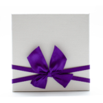 Kép 1/3 - Nagyméretű kartonpapír lila-fehér díszdoboz, lila masnival átkötve