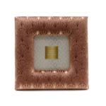 Kép 1/3 - Aranyszállal díszitett tüdő színű plüss, kisebb méretű asztali képkeret