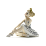 Kép 1/3 - Ezüst csillogó tütüben kecsesen ülő és álát tartó balerina