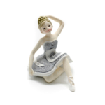 Kép 1/3 - Ezüst csillogó tütüben kecsesen ülő és fejét érintő balerina