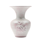 Kép 1/3 - Kicsi kezmuves keramia vaza egyik oldalan rozsacsokorral, feher-rozsaszin