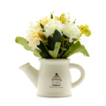 Kép 1/4 - Kisméretű kerámia locsoló alakú váza fehér és krémszínű műselyem virágcsokorral