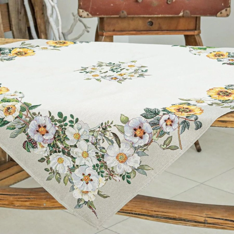 Vilagos szurke alapon feher es sarga arvacskas gobelin asztalkozep, 96x100 cm