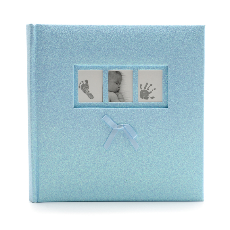 Közepes méretű csillogó kék borítójú fotóalbum, 3 apró képkerettel a borítóján