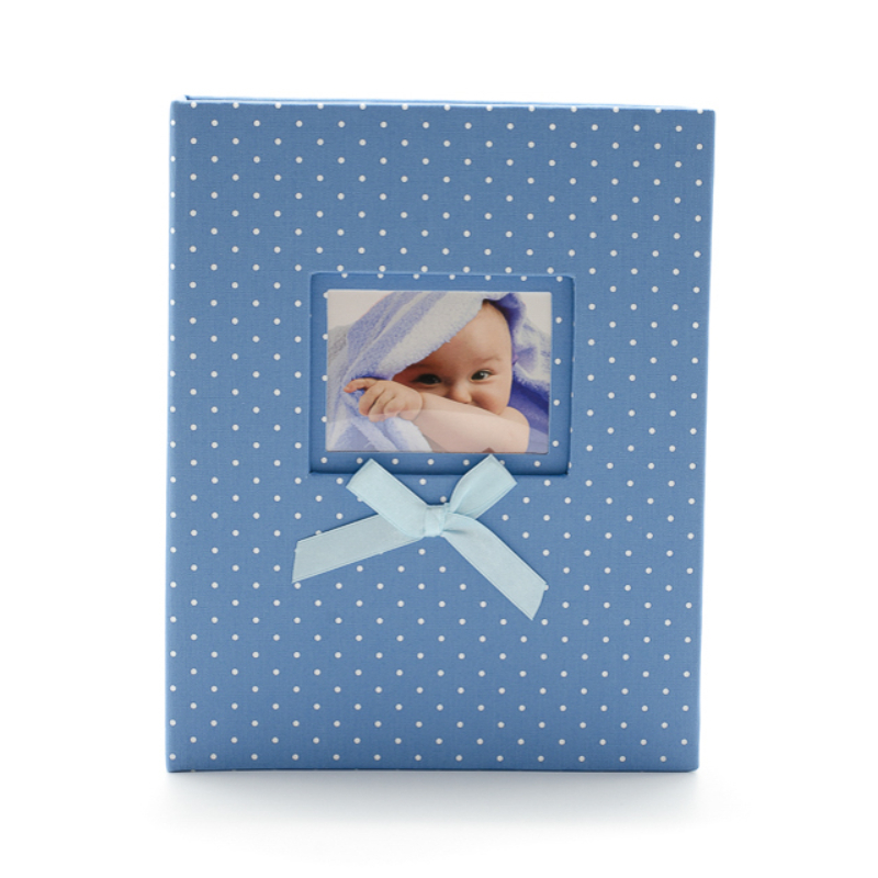 Közepes méretű, kék fehér pöttyös fotóalbum cserélhető képpel a borítóján, kék masnival