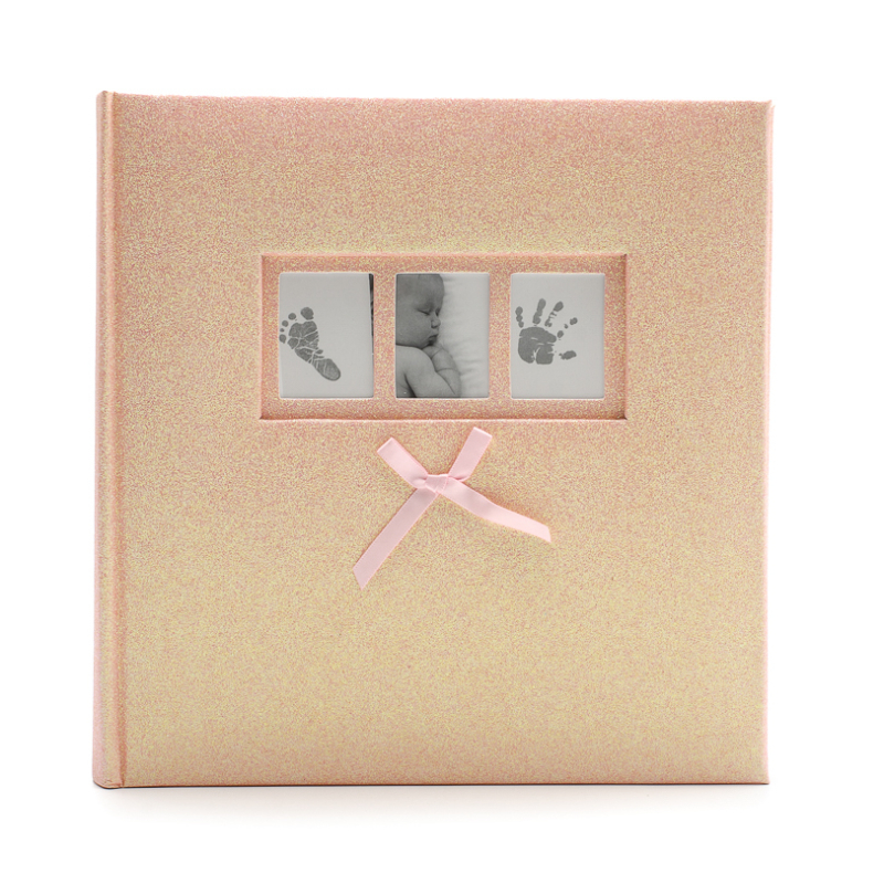 Közepes méretű aranyosan csillogó rózsaszín borítójú fotóalbum, 3 apró képkerettel a borítóján