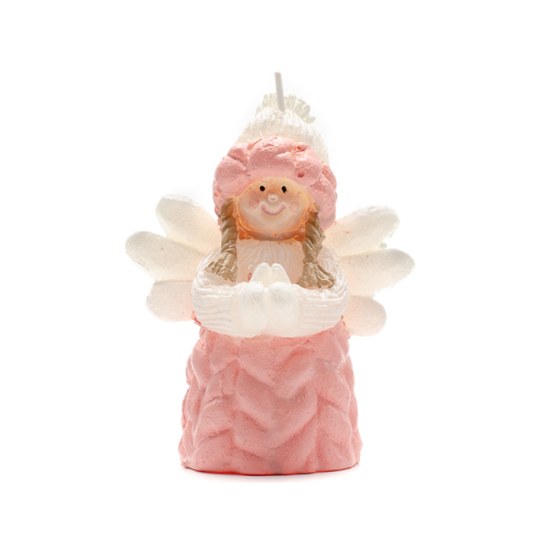Kisméretű kislány angyalka gyertya rózsaszín ruhában, hógolyót tartva a kezében