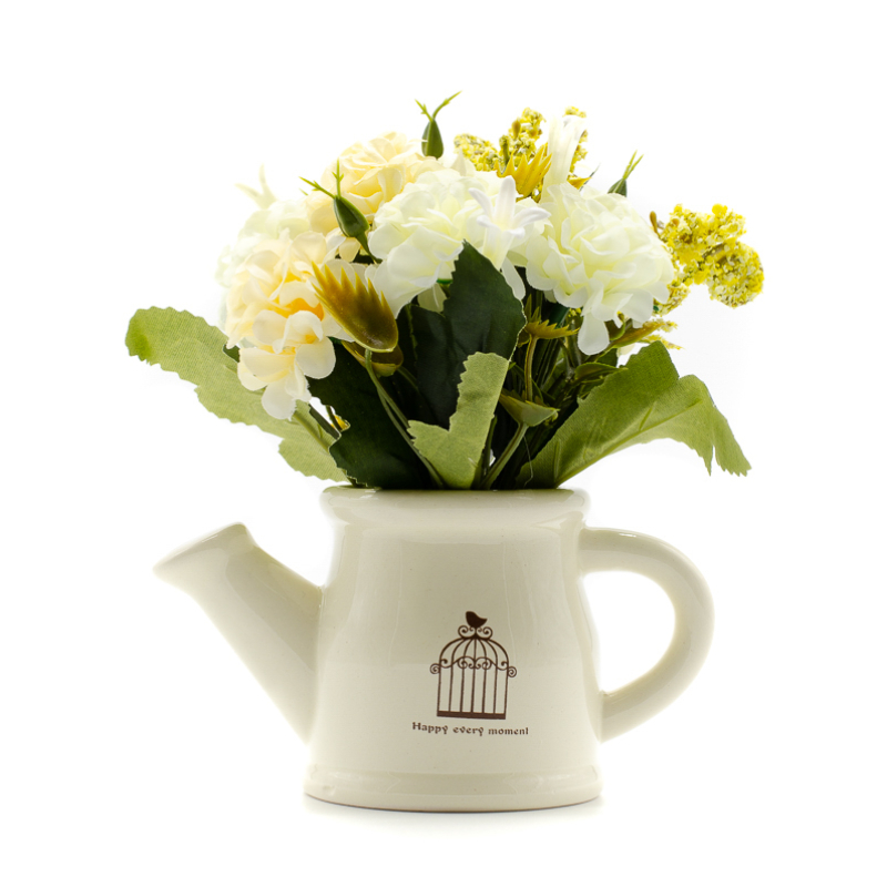 Kisméretű kerámia locsoló alakú váza fehér és krémszínű műselyem virágcsokorral