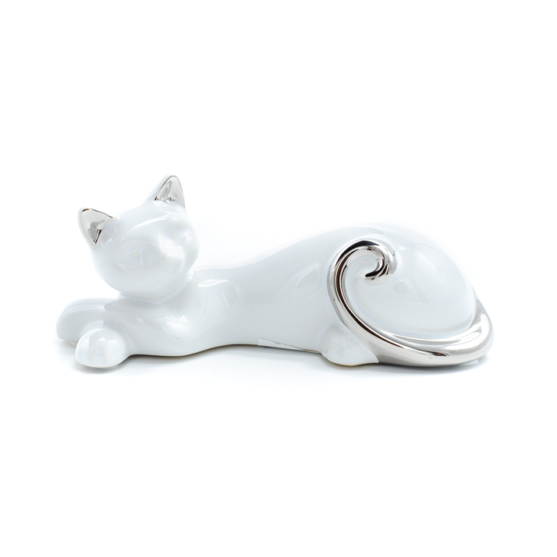 Kisméretű fehér fekvő cica ezüst fülekkel és farokkal